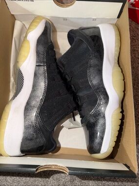 Men's Black Low-Top Athletic Sneakers with Translucent Sole